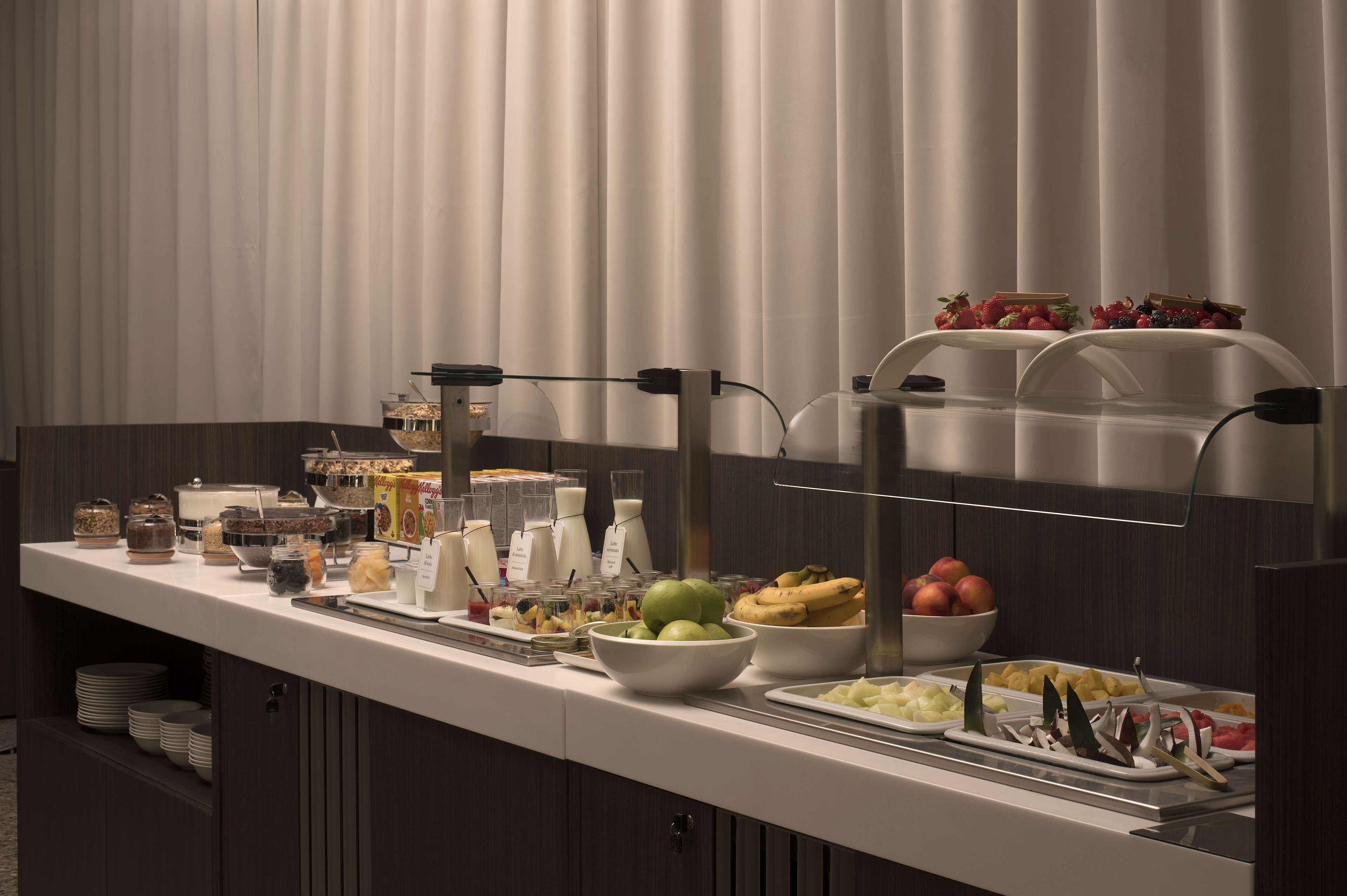 Ein reichhaltiges Buffet mit Speisen und Getränken.