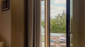 Ein modernes Interieur mit einer Treppe, einer Schiebetür zu einem Balkon mit Pool und einem gerahmten Bild an der Wand.