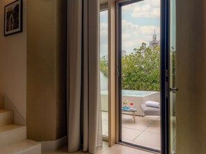 Couette en duvet, minibar, coffre-fort, décor unique