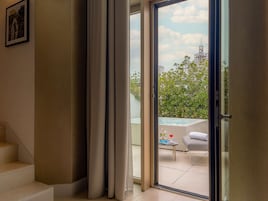 Cubrecamas, minibar y caja de seguridad en la habitación 