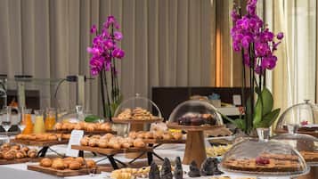 Daily buffet breakfast (EUR 32.90 per person)