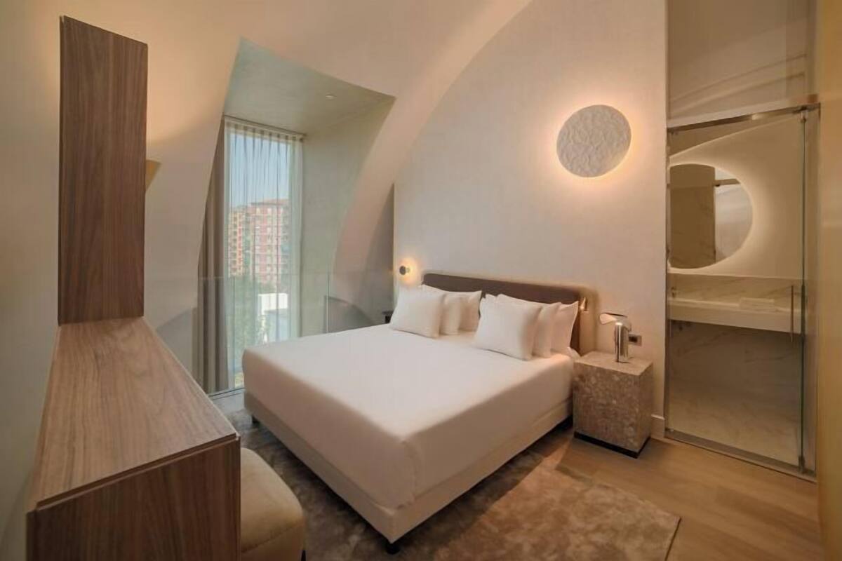 Down comforters, minibar, in-room safe, desk