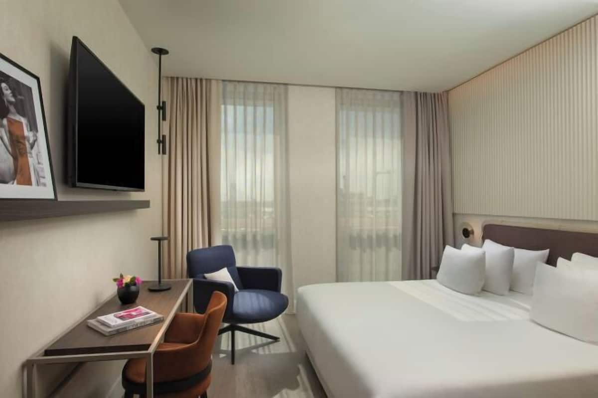 Duntäcken, minibar och värdeförvaringsskåp på rummet