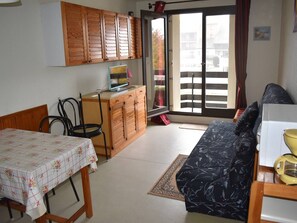 Fridge, microwave, oven - Cozy Studio Cabin with Balcony in the Heart of the Station - Sleeps 4 (Bolquère-Pyrénées 2000)