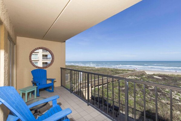 Condo, 3 habitaciones | Balcón