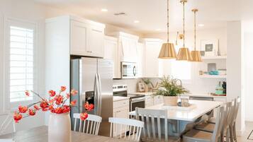 Townhome, 3 Bedrooms | Dining