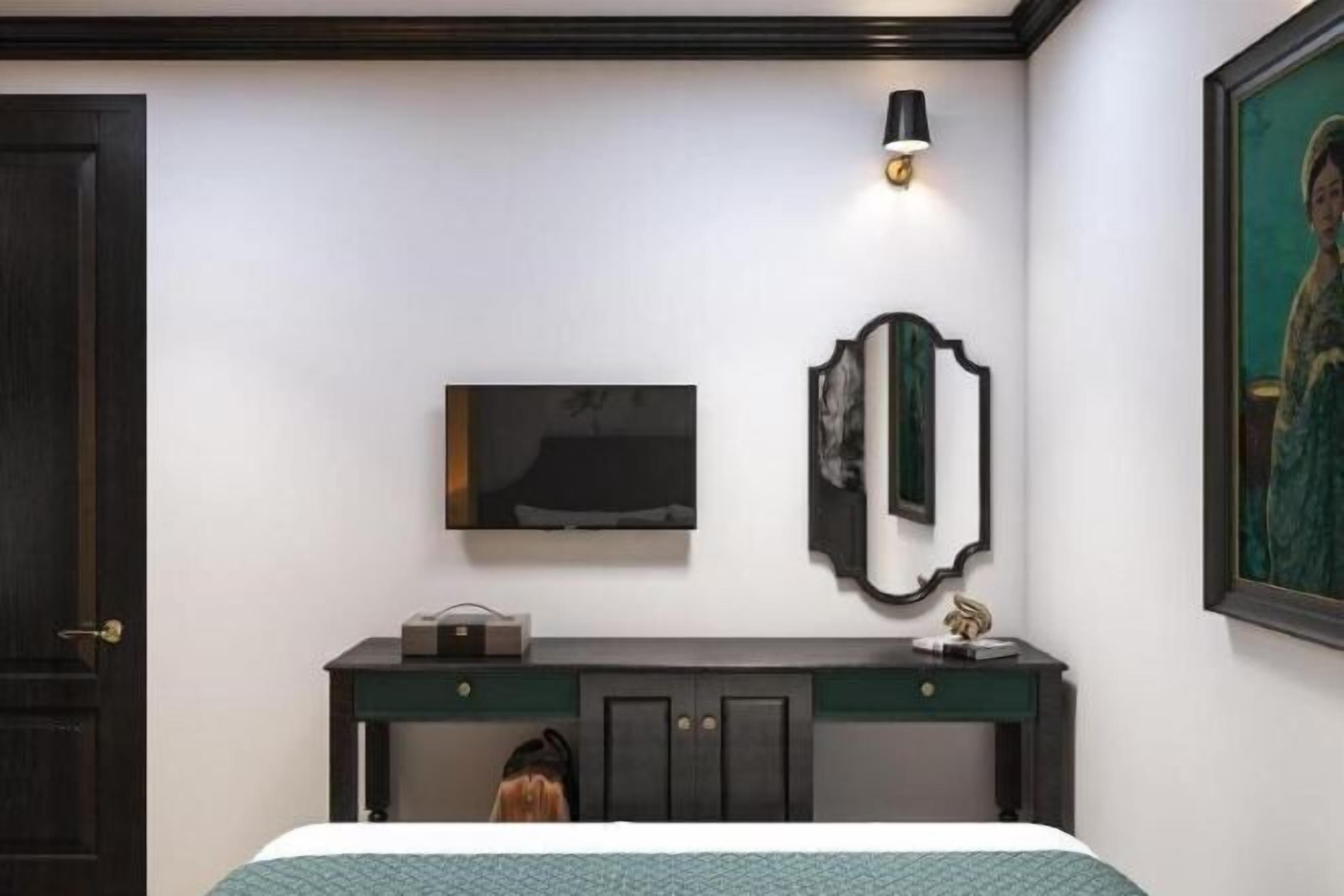 Hochwertige Bettwaren, Minibar, Zimmersafe, individuell dekoriert