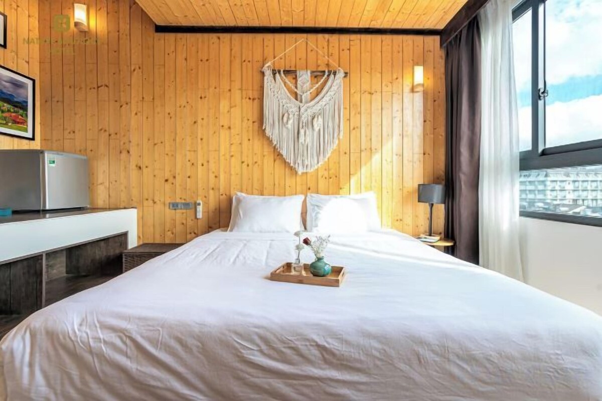 Sengetøy av topp kvalitet, minibar, safe på rommet og skrivebord