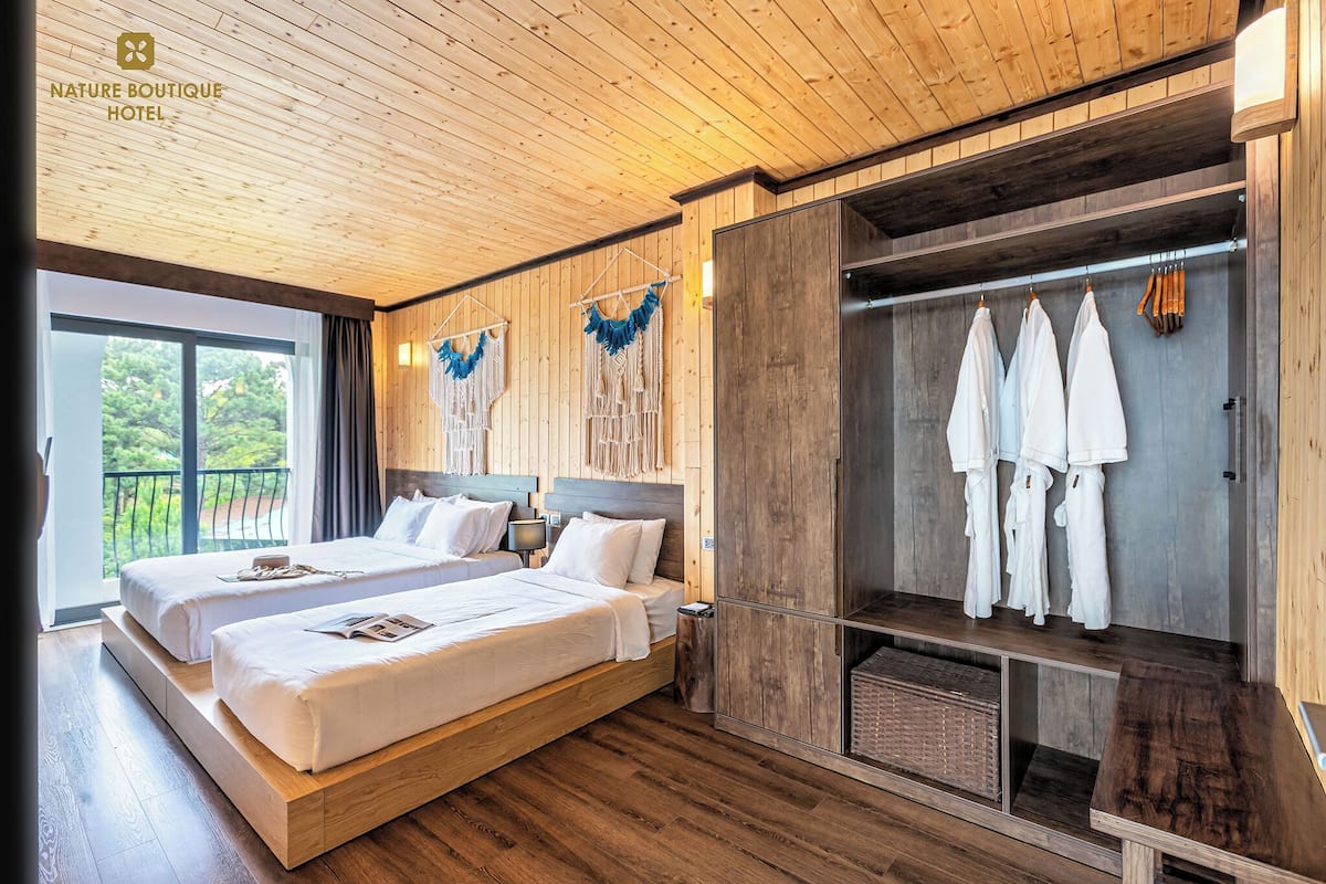 Quarto triplo, vista para a cidade | Roupas de cama premium, frigobar, cofres nos quartos, escrivaninha