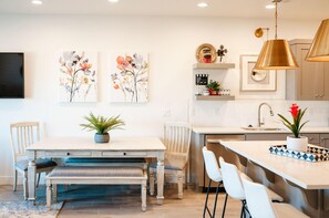 Dining - The Show House by Freedom Vacation Rentals (Washington)