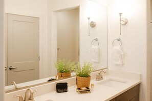 Bathroom - Up Up And Away by Freedom Vacation Rentals (Washington)