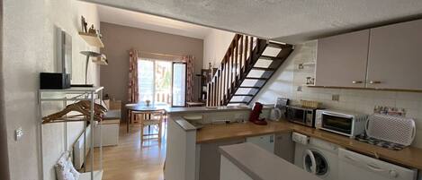 Réfrigérateur, four à micro-ondes, un four, lave-vaisselle