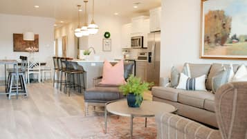 Condo, 2 Bedrooms | Living room