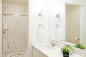 Bathroom - Desert Getaway by Freedom Vacation Rentals (Washington)