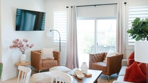 Living room - Desert Getaway by Freedom Vacation Rentals (Washington)