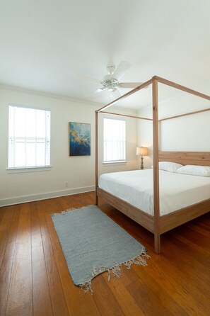 3 bedrooms, desk, iron/ironing board, travel cot