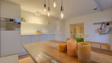 Een koelkast, een magnetron, een oven, een koffiezetapparaat/waterkoker