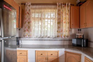 Casa | Cocina privada | Frigorífico, microondas, horno y placa de cocina