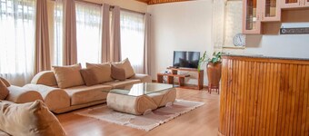 United Nations Bluezone Stunning, Spacious Cottage