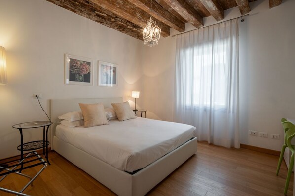 2 Schlafzimmer, Zimmersafe, Schreibtisch, Bügeleisen/Bügelbrett