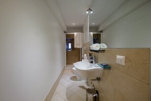 Douche, sèche-cheveux, bidet, serviettes fournies