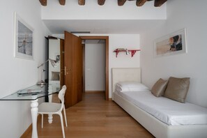 2 bedrooms, in-room safe, desk, iron/ironing board