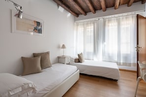 2 dormitorios, tabla de planchar con plancha, wifi y ropa de cama