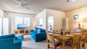 Smart TV, books - Del Rae 6/25 Shoal Bay Road (Shoal Bay)