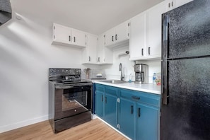 Full-size fridge, microwave, oven, stovetop