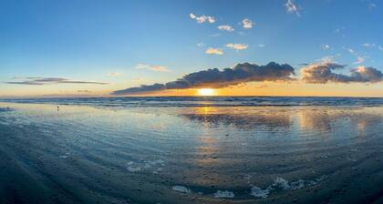 Cozy Chalet in Ocean Shores located within steps from the beach