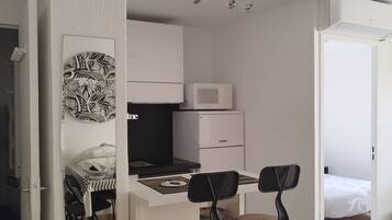 Een koelkast, een microgolfoven, een oven, een kookplaat