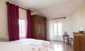 2 bedrooms, iron/ironing board, free WiFi, bed sheets - Atypical old house in Montreuil. (Montreuil)