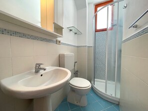 Shower - Flat 180 metres from the beach (Porto Santa Margherita)