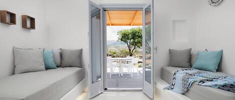 Deluxe Suite | Living area | 40-inch Smart TV with cable channels, TV, Netflix