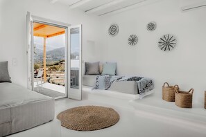 Deluxe-Suite | Wohnbereich | 40-Zoll-Smart-TV mit Kabelempfang, Fernseher, Netflix