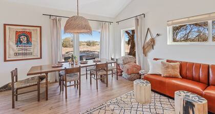 Casita Queen bed, private bath and kitchenette