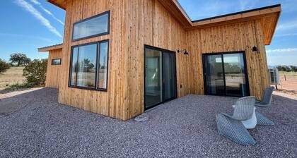 Casita Queen bed, private bath and kitchenette