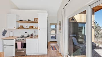 Fridge, oven, stovetop, coffee/tea maker