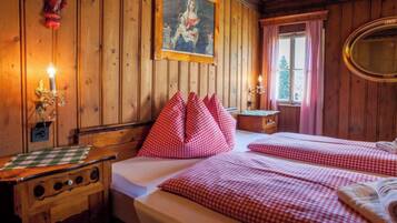 5 bedrooms, iron/ironing board, free WiFi, bed sheets