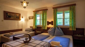 A room with two beds, a table, and a painting on the wall. - Mountain-view Cottage 15 Beds-pets Welcome (Bramberg am Wildkogel)