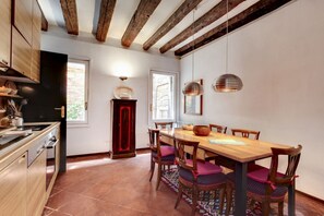 Frigorifero, forno, piano cottura, lavastoviglie
