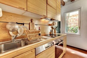 Réfrigérateur, un four, surface de cuisson, lave-vaisselle