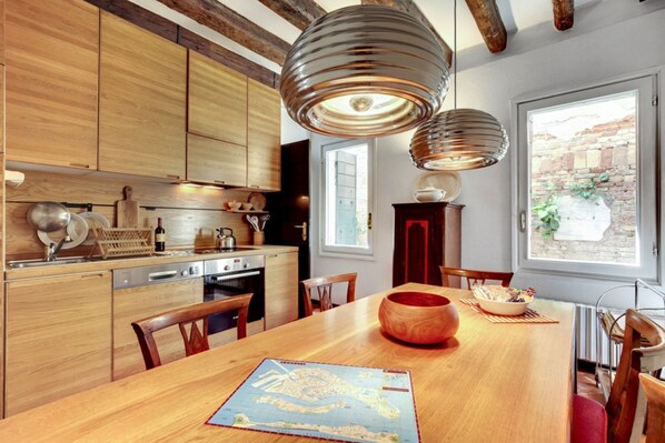 Fridge, oven, stovetop, dishwasher