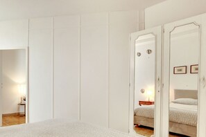 2 quartos, ferros/tábuas de passar roupa, roupa de cama