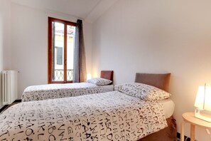 2 chambres, fer et planche à repasser, draps fournis