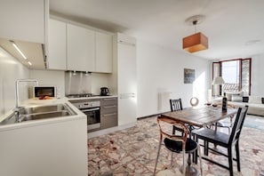 Fridge, oven, stovetop, dishwasher