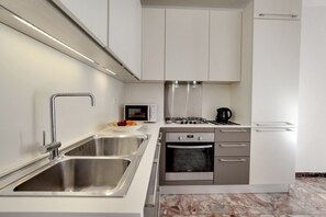 Réfrigérateur, four, plaque de cuisson, lave-vaisselle