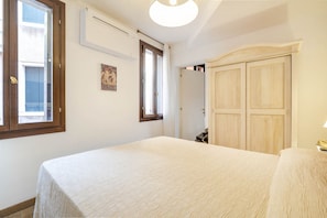 1 slaapkamer, een strijkplank/strijkijzer, wifi, beddengoed