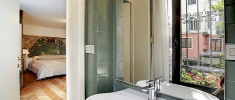 1 makuuhuone, silitysrauta/-lauta, vuodevaatteet