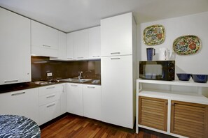 Microwave, dishwasher, cookware/dishes/utensils